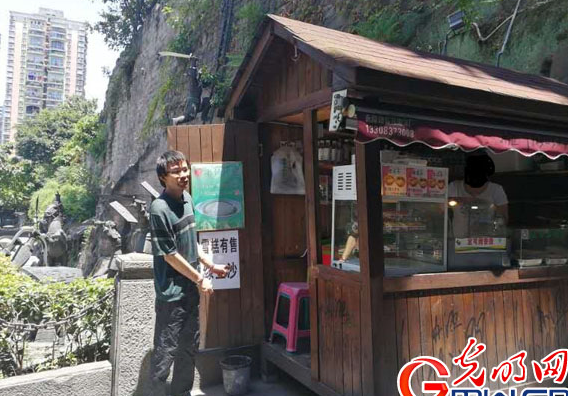 男子偷雪糕被捕,藏着20多支雪糕,大写的尴尬 (图1) 男子偷雪糕被捕,藏着20多支雪糕,大写的尴尬 (1)