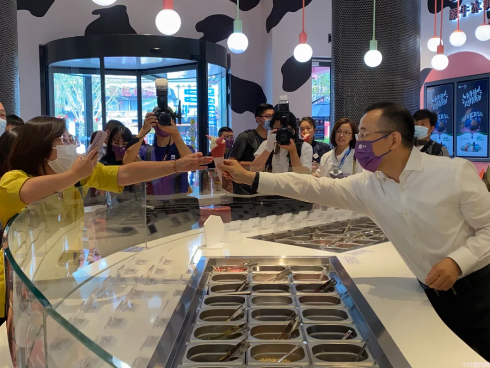今天，蒙牛CEO亲身站台环球度假区冰淇淋店(2)