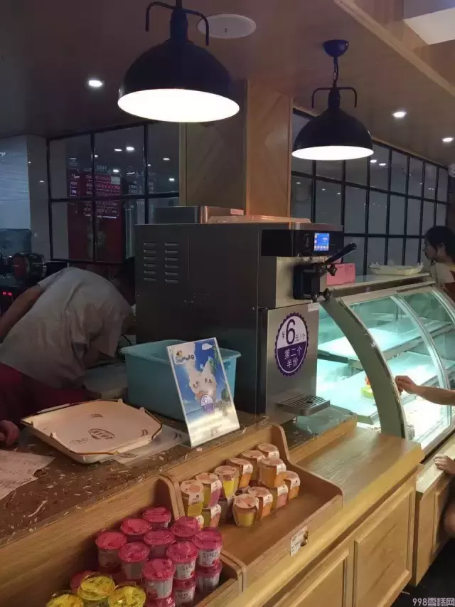 冰棍批发招牌怎么做吸引人(这样经营冰淇淋店才能提高顾客进店率)(6) 冰棍批发招牌怎么做吸引人(这样经营冰淇淋店才能提高顾客进店率)(6)